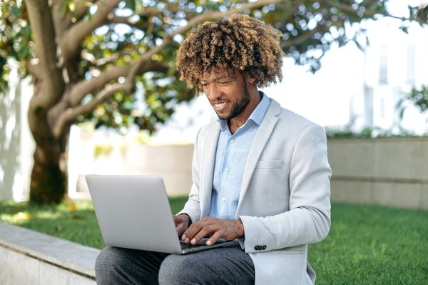 What's the Best Method for Accessorizing a Tailored Suit for a Business Dinner?